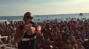 Live Sud Sound System al Samsara. Canta "FESTA" di Danilo Seclì. | SAMSARA BEACH - GALLIPOLI