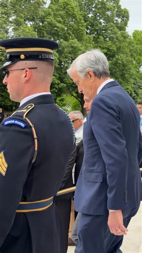 2025 Coca-Cola 600 winner @RossChastain lays a wreath at the Tomb of the Unknown Soldier. 🇺🇸❤️