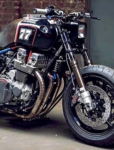 Honda CB750 cafe racer named "77 Redux" 🖤🖤 By- McFly Customs. | Cafe Racers Club