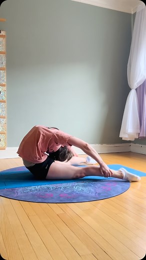 Ƭ 𝔞 𝔣 𝔣 𝔦 𝔢 𝐂 𝔞 𝔱 | I used to be scared of this pose, but recently I practiced it 5 days a week, and sing twinkle twinkle little star to time my holds and it... | Instagram