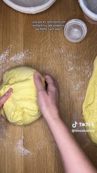 Den Teigling rund zu formen ist sehr einfach..wichtig ist nur nicht zu viel Mehl auf der Arbeitsfläche zu haben,damit sich der Teigling auch richtig auf Spannung ziehen lässt😊! #sauerteig #sauerteigbrot #rundformen #teigformen #brotbacken