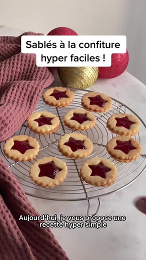 Comme promis, voici la deuxième partie de la recette que j’ai partagée avec vous hier : des biscuits sablés à la confiture de fraise.😋 Ils sont HYPER faciles à faire et tellement bons ! 😍😍 Pour les ingrédients, il vous faut : 90g de beurre 210g de farine 70g de sucre glace 40g de poudre d’amandes 1 pincée de sel 1 oeuf 3 cs de confiture de fraises On se dit à demain pour une nouvelle recette ? 😛 #recettedenoel #noel2022 #bredele #gateauxdenoel #biscuit #biscuitsdenoel #faitmaison #recettefac