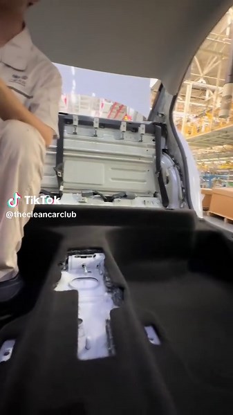 Car factory: handbrake / parking brake installation