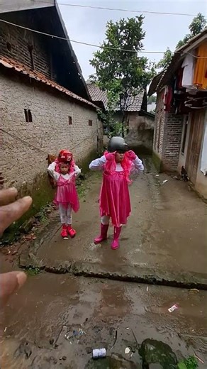 Berbi besar berbi kecil itu bukan payung tapi helem