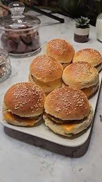 HAMBURGER SIMPLE ET RAPIDE. TOUT EST FAIT MAISON.