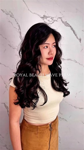 🎥 Royal Beach Wave Perm 🌊🤎✨ Soft, natural, and effortlessly chic — your new go-to look for that “just back from the beach” vibe. These loose waves bring texture, bounce, and a touch of sun-kissed warmth. ☀ Perfect for everyday wear 🍃 Moves naturally with every step 💫 Adds volume and glow without looking overdone It’s relaxed, elegant, and confidence in every wave. 💇‍♀️ Styled with care by our team at 📍 M Royal Hairdressing, Fahrenheit88 (G19), Kuala Lumpur 🕙 10AM – 9PM 📞 010-3869601 💬 