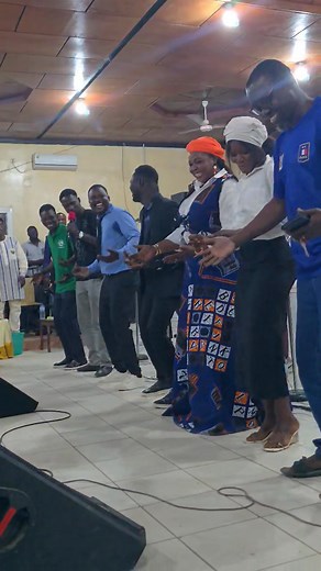 Le nouveau pas de danse inventée par l’ Adorateur BARAK 😀 n’est que l’avant-goût du 30 novembre 2025 à l’espace Hanakou. Chorégraphes: Moudmou Florence Salomon Djekillamber Eric Masdingam Fils Alla Jef et moi aussi hein😅 | Clement Danwe