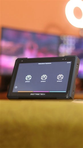 Gianluca Ricci on Instagram: "¿Qué es Klipper y por qué lo necesitas? 🚀🖨️ ​Si sentís que tu impresora 3D va lenta o le falta calidad, la respuesta probablemente sea Klipper. Básicamente, es un firmware que le "quita peso" a la placa de tu impresora y pasa el procesamiento pesado a un cerebro externo mucho más potente. ​En este video les muestro la BigTreeTech Pad 7, una pantalla que ya viene lista para correr Klipper sin complicaciones. Con esto ganamos: ✅ Mayor velocidad de impresión. ✅ Mejor