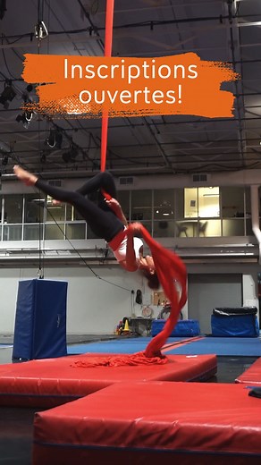 À l'ÉCV, nous pratiquons ce qu'on appelle le cirque contemporain, où l'emphase est mise sur le corps humain et tout ce qu'il est capable d'accomplir 🤸‍♂️ Et vous seriez surpris·e de voir ce que notre corps peut faire! Et surtout, tout le bien que ça fait. 🌸 Que l'on soit enfant, ado ou adulte, il n’y a pas d’âge pour s’initier au cirque et profiter de ses bienfaits. 🤩 Notre école accueille tout le monde, peu importe le niveau ou l'âge de chacun. Vous n'avez pas fait de sport depuis 10 ans? Pa