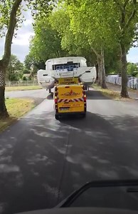 Le convoi exceptionnel ce n’est pas que du camion, les voitures pilote sont dans l’équipe et font un travail remarquable. Preuve avec ce catamaran. 👏 🎥 Eddy Couchy | Convoi Exceptionnel France