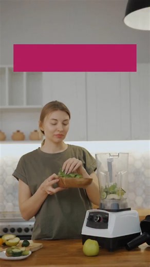 Michelle Jota | Nutri especialista em Endometriose e Adenomiose on Instagram: "Verão, calor, inchaço, cólicas e aquele peso no corpo que quem tem endometriose conhece MUITO bem… Mas existe algo simples, barato e poderoso que pode ajudar: bebidas funcionais ⬇ 1️⃣ Água de coco com cúrcuma + limão Por que ajuda: Hidrata profundamente Reduz inchaço A cúrcuma é altamente anti-inflamatória Ajuda a melhorar a digestão, que costuma piorar nos dias mais quentes Como fazer (super simples): 300ml de água d