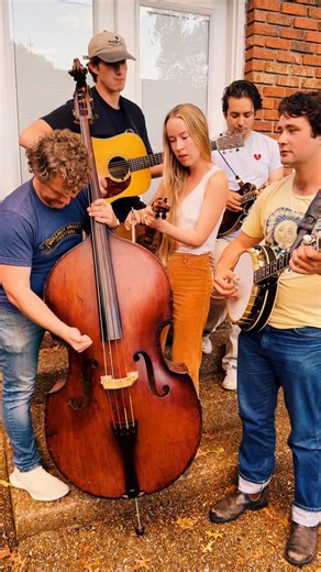 Bronwyn on Instagram: "The Fleetwood Mac bluegrass cover you never knew you needed Guitar @grantdresnokguitar Banjo @frankevansbanjo Bass @larrycookmusic Mandolin @tristanscroggins #fleetwoodmac #cover #acousticcover #bluegrass #bluegrassband #banjo #mandolin #fiddle #uprightbass #acousticguitar #coversong #stevienicksvibes #stevienicks"