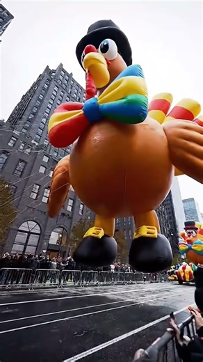 Big Robot 🤖 #nfl #superbowl #football #thanksgiving #horror #creepy #parade