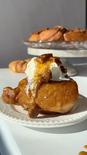 Dee & Sweets | These ooey gooey Sticky Pecan Cinnamon Rolls are so fluffy and soft. As with all my recipes, they’re baked with ingredients you likely... | Instagram