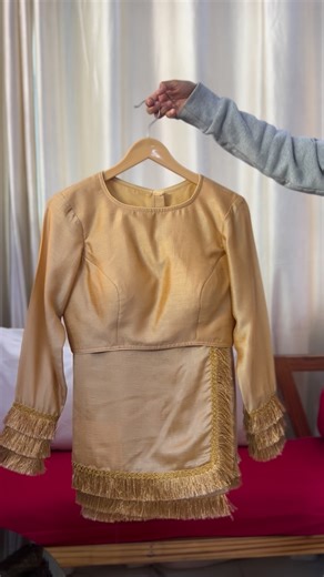 Ghaaghar on Instagram: "Golden Silk Sari Blouse Set Available For Color Customization in Green, Red, Rani, Maroon, Royal Blue, Dark Purple, White . . . . . . . . . #blouse #silkblouse #goldenblouse"