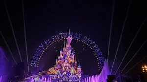 8 janvier 2024 - 9 janvier 2025 : c'était la dernière de Disney Electrical Sky Parade, un chouette concept qui a permis de revisiter avec nostalgie les années 1990 de Disneyland Paris avec une technologie performante et une pointe de poésie. | Dphile | Facebook