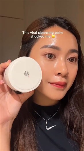 Beauty of Joseon's Radiance Cleansing Balm is a gentle and effective balm that helps to remove impurities and reveal a brighter, more radiant complexion. Formulated with natural ingredients like shea butter and coconut oil, this cleansing balm deeply cleanses and hydrates your skin while leaving it feeling soft and refreshed. This renewed version of Radiance Cleansing Balm presents an upgraded formula that thoroughly removes all traces of makeup and impurities. Its rice bran water and grain extr