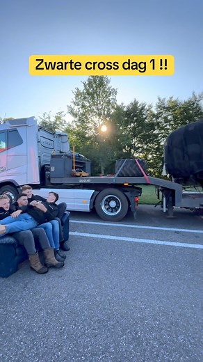 Gisteren was dag 1!! We zijn rond half 7 vertrokken richting de zwarte cross, naar een aantal uur in de file kwamen we op het rennerskwartier, nadat iedereen gecontroleerd is werd ons een plekje aangewezen. Nadat we alles klaar hadden gezet zijn we een kijkje gaan nemen op het festival terrein. Om half 6 hebben we de testrit gemaakt en dat ging allemaal goed, misschien iets minder enthousiast toeteren zodat we kunnen blijven schakelen🤪. Vandaag om 10:30 rijden we voor het eerst! We zijn nu nog 
