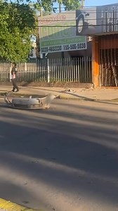 GRAVE ACCIDENTE EN MERLO CENTRO El hecho sucedió el domingo pasado en horas del mediodía. Un auto que iba a gran velocidad se descontroló y atropelló a una persona que esperaba en la esquina de Colón y Av. Rivadavia. Se desconoce el estado de salud de las personas involucradas. | Merlo Real Noticias