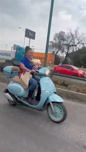 796K views · 4.8K reactions | #ZCN I Mujer es captada con bebé en los brazos manejando una motoneta en la lateral de la autopista Méx-Qro en los límites de Tepotzotlán con Cuautitlán Izcalli. El video ya se ha hecho viral en las redes sociales. | Zona Cero Izcalli | Facebook