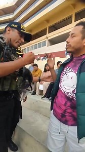 ¡INDIGNANTE ABUSO CONTRA LA HINCHADA ROJINEGRA! Los hinchas del FBC Melgar llegaban al Estadio Monumental de Ate con la camiseta bien puesta, con orgullo, con pasión, con amor por sus colores... ¡y la Policía Nacional del Perú los despojó de sus camisetas! Una falta de respeto total. Una humillación innecesaria. Un abuso que no se puede permitir. ¿Qué está pasando? ¿Hasta cuándo este maltrato? ¡Basta ya! Ser hincha no es delito. Llevar tu camiseta con orgullo tampoco. ¡NO A LA REPRESIÓN! ¡NO A L