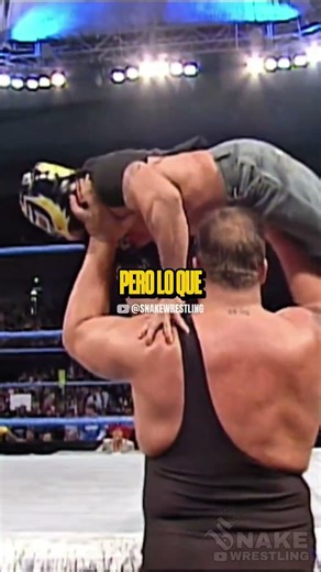 Big Show sobre Rey Mysterio y la camilla ☠️☠️ | #wwe #wweespañol #luchalibre