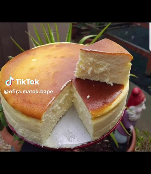 עוגת גבינה אפויה מושלמת קלאסית / אופירה אופירה פחימה יחיא מצרכים לתבנית 24 ראשית נשמן ונעשה הגבהה בעזרת נייר אפיה ( יהיה הסבר בסירטון ) מצרכים : 6 ביצים גודל l 1 וחצי כוסות סוכר 1 כפית תמצית וניל איכותית גרידת לימון מלימון שלם 1 קג גבינה לבנה שמתחלק שימו לב גביע 750 גרם גבינה לבנה 5 אחוז 1 גביע גבינת שמנת טבעי 250 גרם 5 כפות קמח 4 כפות קורנפלור 2 כפות מלאות פודניג וניל נצטרך עוד תבנית עם מים ליצור אמבטיה לעוגה נתחיל : נפריד ביצים נקציף חלבונים עם כוס סוכר בהדרגה , בקערה גדולה נוספת נשים חלמונים 