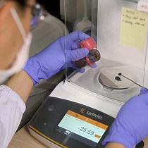 비디오: 은 나노 입자로 변형 된 다중 벽 탄소 나노 튜브의 합성과 항균 활성 및 세포 독성 특성의 평가