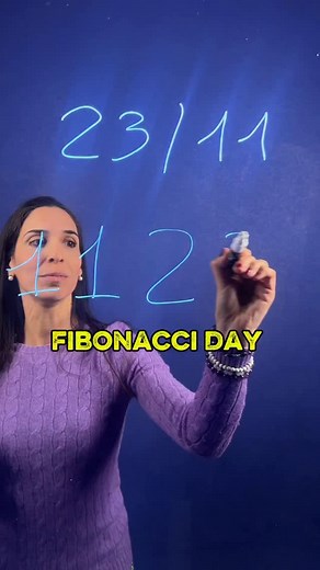 Oggi 23/11 è il Fibonacci Day 🐇✨ Una data che nasconde i primi numeri della sequenza più famosa della storia: 2, 3, 1, 1. Da una semplice domanda sulla riproduzione dei conigli, Fibonacci ha creato una successione che ritroviamo nella natura, nell’arte, nelle conchiglie, nei fiori… ovunque. 🌿🌀 Il rapporto aureo, la crescita armoniosa, la bellezza matematica: tutto parte da qui. Tu dove hai notato la sequenza di Fibonacci nella vita reale? 💛 Scrivilo nei commenti! #matematicaconlidia #matemat