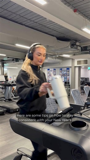Do your resolutions fade away by February 1st? Here is Holly explaining how to stay consistent with your New Year’s resolutions. #FitnessConsistencyTips #FitnessGoals 🏴󠁧󠁢󠁷󠁬󠁳󠁿 Ydi eich addunedau chi'n marw erbyn Chwefror 1af? Dyma Holly i esbonio sut i ddal ati gyda'ch addunedau Blwyddyn Newydd. #CynghorionCysondebFfitrwydd #NodauFfitrwydd | Penarth Leisure Centre