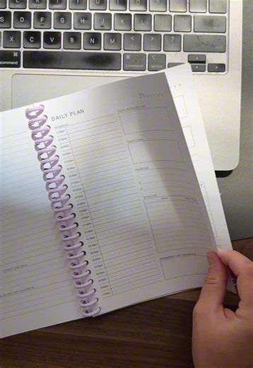 Join me as I create a simple daily planner! 📖✨ I’m testing different planner pages to find the perfect setup for my needs. Since my schedule isn’t packed with meetings, I start with an empty layout and fill it up with tasks throughout the day. For this setup, I’m using plastic ring binders, and I might even turn my extra ones into a smaller notebook — stay tuned for that! Do you plan your day ahead or fill it in as you go? Let me know in the comments! ⬇️ #plannersetup #dailyplanner #planwithme 