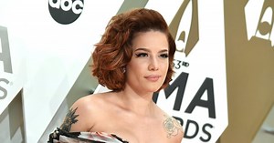Halsey Flaunts Abs in Photo With Ender 5 Months After Birth