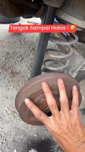 They told me I need the “proper tool.” I told them I need the job done. This isn’t in any manual. It’s definitely not OSHA approved. But somehow… it works better than the $400 version. | Mechanic and Machines