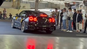 132K views · 1.7K reactions | 【R35 GT-R生産終了】 日産は栃木工場でR35として最後の1台のラインオフを公開しました。 また次期型に関しても今後の登場を示唆しています。 #日産 #GTR　#NISSAN　#NissanGTR | くるまのニュース | Facebook