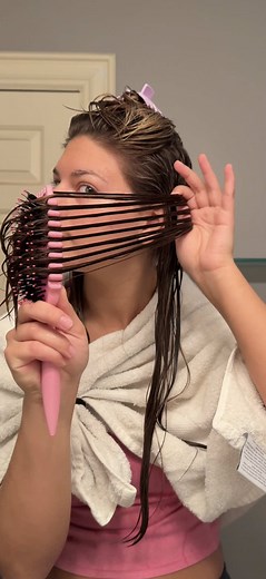 Curly Hair Routine: Tips for Styling Wavy Hair