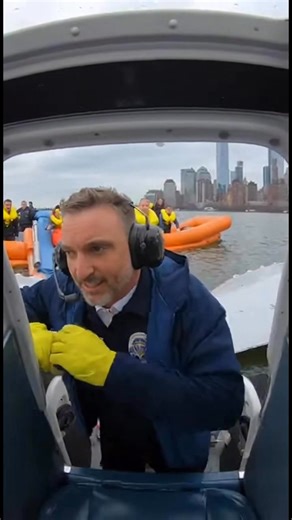 ✈️🌊 Pilot performs emergency water landing in New York Harbor, all passengers safe 🚨 A dramatic aviation emergency unfolds as a commercial aircraft experiences a serious malfunction shortly after takeoff over New York City. With no safe runway within reach, the pilot guides the jet toward New York Harbor and prepares for a controlled ditching. The aircraft touches down on the water in a controlled landing, sending spray across the harbor as nearby boats and emergency crews respond within momen