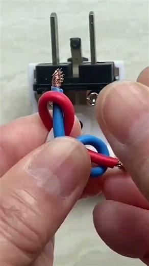 Correct Way To Connect Internal Wires Inside An Electrical Plug