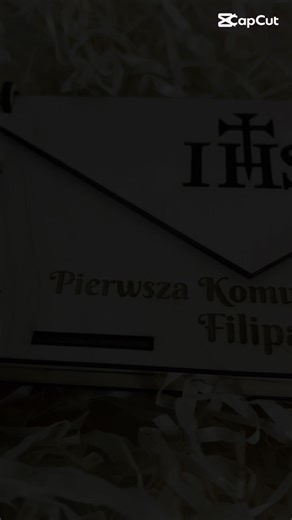 Pierwsza Komunia Święta – wyjątkowy dzień, wyjątkowe detale… Drewniana koperta z personalizowanym grawerem to nie tylko eleganckie opakowanie, ale piękna pamiątka na całe życie. Minimalizm, symbolika i ręczne wykonanie – wszystko po to, by podkreślić wagę tego święta. #komunia2025 #pamiątka #micodesign #inspiracje #viral_video #dc #dlaciebie #dlaciebie #prezent #komuniaswięta2025