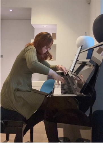 Liszt writing ‘vibrato’ like it’s 1720 and I’m on a clavichord... . Can’t play vibrato on a piano, but dramatic arm movements have the same effect, right? Right?? . #liszt #classicalpiano #pianist