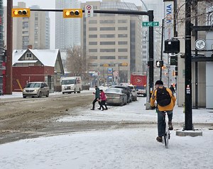 Snow picks up across southern Alberta, multiple commute times impacted - The Weather Network