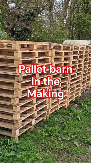 diy pallet barn in the making! #diy #palletbarn #upcycling #pallets