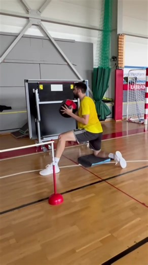 Half-Kneeling Medicine Ball Rotation for Basketball Players