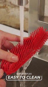 Collect pet hair with ease with the Vileda Pet Pro Handheld Brush! Perfect for: 🐾 Soft furnishings 🐾 Pet beds or car seats 🐾 Stairs and mats | Vileda UK