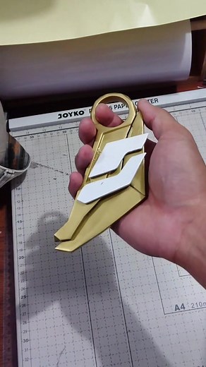 Udh ditungguin, ini update prime karambit. Almost done, sudah setengah diwarnai, tapi masih butuh sedikiiiiit lagi revisi. Will upload it on my e commerce shop asap!! #display #figure #gaming #valorantgaming #valorantclip #valorantclips #valorant #cosplayer #cosplay #3d #3dprint #3dprinting #game #games #gamer #props #prop #fyp #foryourpage #foryou