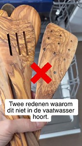 Ik gebruik houten en olijfhouten spatels en lepels. Die gaan bij mij niet in de vaatwasser. Hout neemt veel op. Vetten.Knoflookgeuren. Smaken. Maar ook bacteriën en resten die je niet ziet. De vaatwasser wordt vaak niet heet genoeg om die uit poreus hout te krijgen. Tegelijk droogt het hout er enorm van uit. Het verliest zijn veerkracht. Gaat scheuren. En dat is zonde. Hout is van nature antibacterieel. Maar het is ook poreus. Door gebruik trekken vetten en kookresten erin. Daarom wordt het wate