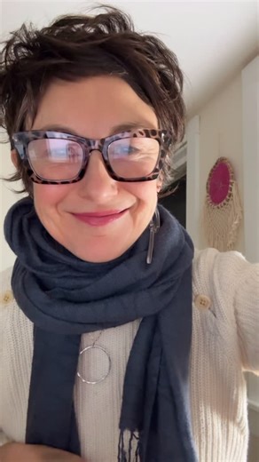 Stasia • Style School on Instagram: "There is no right way to wear a scarf. You can do it fancy, with loops and twists and jumping-jacks. Or you can swoop it around your head and call it a day. THAT IS SUFFICIENT. I can’t tell you how many Instagram reels I see saying something like... Don’t Wear Your Scarf This Way.... ❌❌❌ Do it THIS WAY instead. Good God. It’s a scarf. You can wear it any way you want. You can rest it on your shoulders. You can give it a single loop. You can do a triple loop l