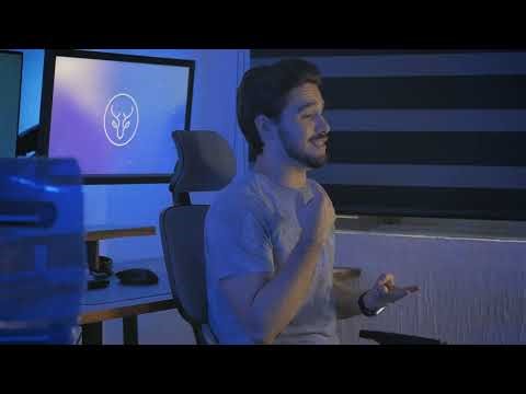 VLOGGER SPEAKING IN FRONT CAMERA | FREE STOCK VIDEO FOOTAGE NO COPYRIGHT HD 4K