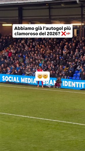 Abbiamo già l’autogol più clamoroso del 2026? Il portiere dello Stockport l’ha combinata grossa contro il Rotherham nella Serie C inglese (la partita è finita 3-2) 🤯⚽❌ 🎥 X / LouieJT.020 | La Gazzetta dello Sport
