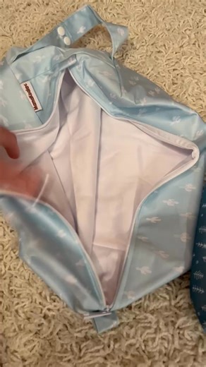 𝗗𝗶𝗮𝗽𝗲𝗿 𝗣𝗼𝗱𝘀 Mama Koala’s diaper pods: polyester waterproof TPU, zip closure, machine-washable with diapers, which is your new parenting sidekick!♻️✨ 𝗙𝗲𝗮𝘁𝘂𝗿𝗲𝘀 💖 Single-pocket square tubular design 💖 Perfect for diaper organization 💖 Size M: 15-20 pocket diapers / 8-12 with inserts 𝗩𝗲𝗿𝘀𝗮𝘁𝗶𝗹𝗲 𝗨𝘀𝗲𝘀 ✅ Gym gear, wetsuits, toiletries, potty-training backups ✅ Reusable shopping/eco garbage bag (crunchy mom approved 🌱) ✅ Baby carriers, clothes, toys - you name it! 🛒 ht