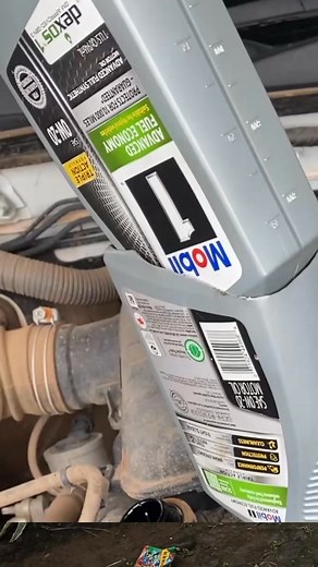 A simple way to put oil into the engine tank #engine #mekqnic #tutorial #vegan #tacotuesday #tuesdayspecial #tuesdaydeal #tacolove #turkey #thanksgivingmeal #holidaytradition #thanksgivingfood | Ela Nurlaela